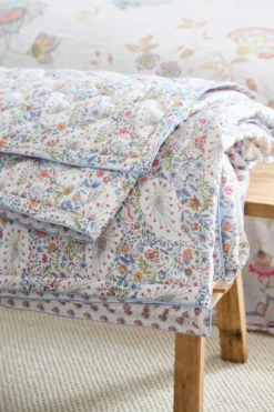 Quilt Kairi Bloom Hellblau