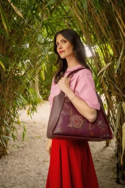 Schultertasche Filou Groß Bodhi Flower Rot