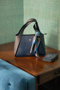 Schultertasche Filou Mittelgroß Bodhi Flower Blau