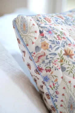 Zierkissen Quilted Kairi Bloom Hellblau